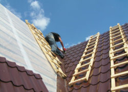 Последний этап обустройства крыши — монтаж конька на металлочерепицу